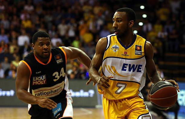 以微弱差距 以微弱差距